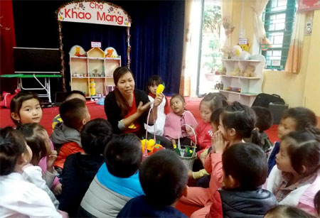 Giờ học kỹ năng sống của các bé Trường Mầm non Hoa Ban, xã Khao Mang, huyện Mù Cang Chải.