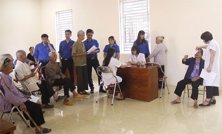 Chi hội Thầy thuốc trẻ Bệnh viện Đa khoa tỉnh Yên Bái khám, tư vấn, cấp thuốc miễn phí các bệnh về mắt cho người cao tuổi xã Tuy Lộc, thành phố Yên Bái.