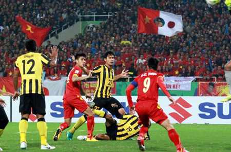 Malaysia (áo vàng) luôn đem lại rất nhiều thử thách cho tuyển Việt Nam
