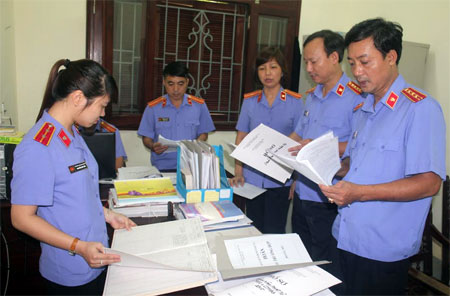 Lãnh đạo VKSND tỉnh kiểm tra công tác cải cách tư pháp tại VKSND huyện Trấn Yên.