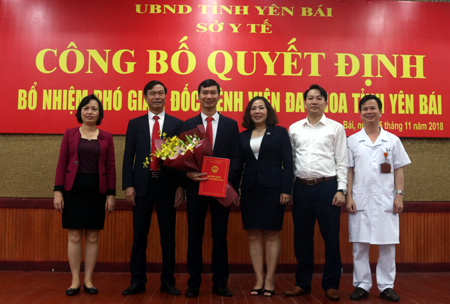 Đồng chí Nguyễn Văn Tuyến - Giám đốc Sở Y tế trao Quyết định bổ nhiệm Phó Giám đốc Bệnh viện Đa khoa tỉnh cho thạc sỹ, bác sĩ Diêm Sơn.