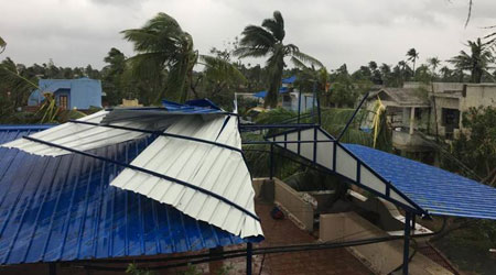 Một ngôi nhà bị tốc mái do bão Gaja.
