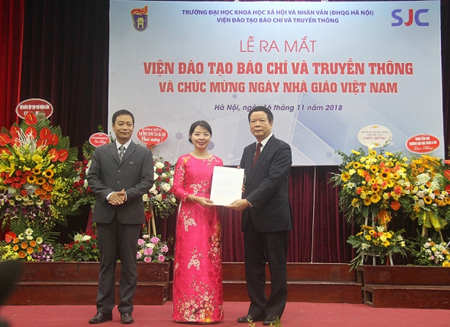 GS.TS Nguyễn Văn Kim- Phó Hiệu trưởng Trường ĐH KHXH&NV trao Quyết định thành lập Viện và bổ nhiệm Ban Lãnh đạo Viện