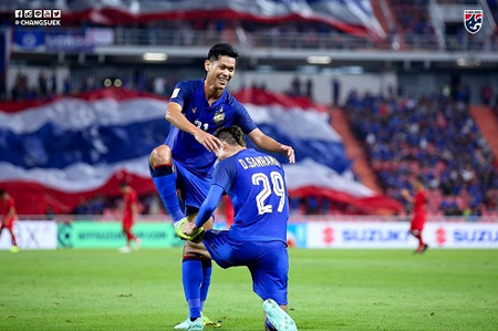 Các cầu thủ Thái Lan ăn mừng chiến thắng.