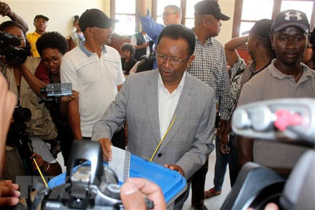 Ứng viên Tổng thống Madagascar Hery Rajaonarimampianina bỏ phiếu tại điểm bầu cử ở Antananarivo, ngày 7/11/2018.