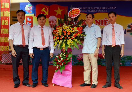 Đồng chí Nguyễn Văn Lịch - Trưởng ban Nội chính Tỉnh ủy tặng hoa chúc mừng tập thể giáo viên Trường Tiểu học và THCS xã Tân Lĩnh