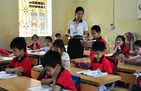 Một giờ học của cô và trò Trường Tiểu học Kim Đồng, huyện Yên Bình.