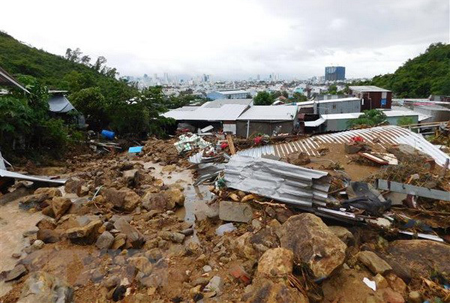 Khu vực thôn Thành Phát và Phước Sơn, xã Phước Đồng, thành phố Nha Trang bị sạt lở nghiêm trọng khiến hàng chục ngôi nhà bị vùi lấp trong đất đá.