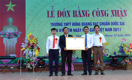 Đồng chí Dương Văn Tiến – Phó Chủ tịch UBND tỉnh trao Bằng công nhận trường chuẩn quốc gia cho Trường THPT Hồng Quang.