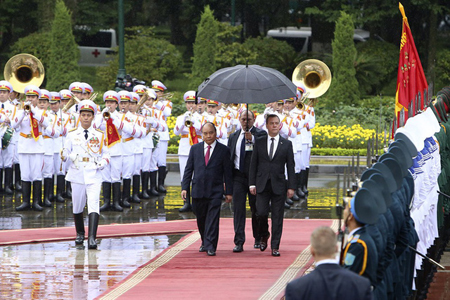 Thủ tướng Nguyễn Xuân Phúc và Thủ tướng Nga Medvedev duyệt đội danh dự.