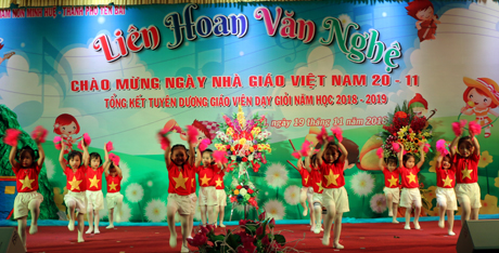 Tiết mục của các bé Trường mầm non Minh Huệ biểu diễn tại đêm Liên hoan văn nghệ chào mừng 20/11.