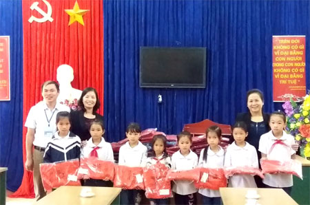 Đồng chí Ngô Thị Chinh - Chủ tịch Hội Khuyến học tỉnh và lãnh đạo Hội Khuyến học Yên Bình, trao thưởng cho học sinh xã Xuân Lai, huyện Yên Bình.