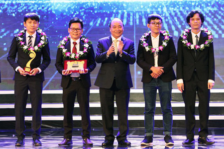 Thủ tướng Nguyễn Xuân Phúc trao giải Nhất lĩnh vực CNTT của Giải thưởng Nhân tài Đất Việt 2017.