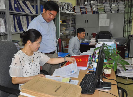 Cán bộ Cơ quan Tổ chức - Nội vụ huyện Yên Bình rà soát hồ sơ kết nạp đảng viên.