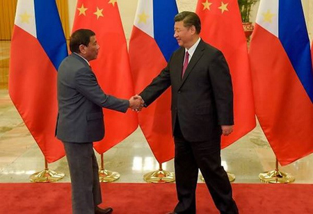 Tổng thống Philippines Rodrigo Duterte đón Chủ tịch nước Trung Quốc Tập Cận Bình.