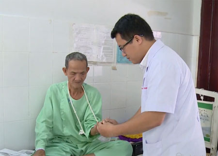 Bác sĩ kiểm tra cử động tay của bệnh nhân.