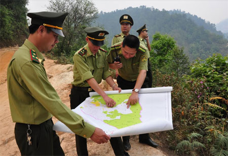 Lực lượng kiểm lâm huyện Mù Cang Chải tuần tra bảo vệ rừng và phòng cháy, chữa cháy rừng.