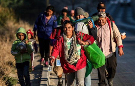 Những người di cư, chủ yếu đến từ khu vực Trung Mỹ, tiến về 