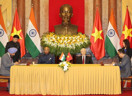 Tổng Bí thư, Chủ tịch nước Nguyễn Phú Trọng và Tổng thống Ấn Độ Ram Nath Kovind chứng kiến Lễ ký Biên bản ghi nhớ về hợp tác giữa Cục Ngoại vụ, Bộ Ngoại giao Việt Nam và Hiệp hội Doanh nghiệp Ấn Độ.
