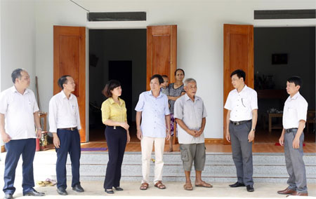 Lãnh đạo huyện Văn Yên thăm nhà mới vừa được hỗ trợ của gia đình ông Trần Ngọc Phúc ở thôn Cây Đa, xã Đông Cuông.
