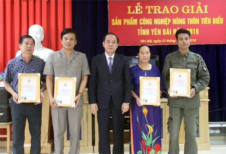 Đồng chí Tạ Văn Long – Phó Chủ tịch Thường trực UBND tỉnh trao thưởng và giấy chứng nhận  cho các doanh nghiệp, cơ sở có sản phẩm công nghiệp nông thôn đạt giải nhất.