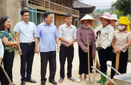 Đồng chí Giàng A Thào - Bí thư Huyện ủy Trạm Tấu (thứ 3 trái sang) động viên đồng bào xây dựng nếp sống văn hóa mới.