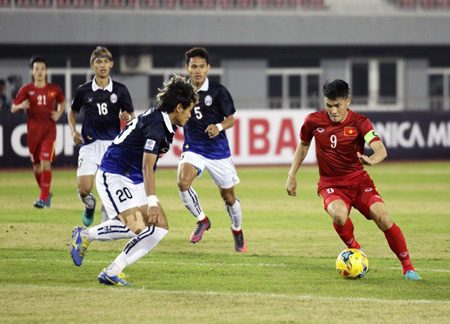 Công Vinh là tác giả của 1 trong 2 bàn thắng cho đội tuyển Việt Nam vào lưới Campuchia ở AFF Cup 2016