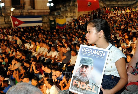 Một khán giả nhỏ tuổi với tấm hình lãnh tụ Fidel castro tới tham dự Gala 