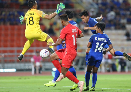 Trên sân nhà, ĐT Thái Lan (áo xanh) dễ dàng đánh bại Singapore với tỷ số 3-0