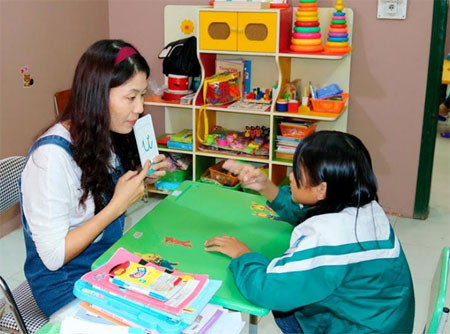 Cô giáo Nguyễn Thị Ái Vân dạy trẻ tại Trung tâm Hỗ trợ phát triển giáo dục hòa nhập trẻ khuyết tật tỉnh.