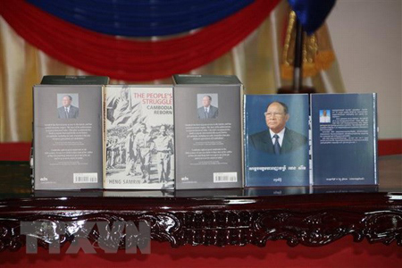 Cuốn hồi ký được phát hành bằng hai thứ tiếng Anh (trái) và Khmer (phải).