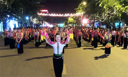 Nét đẹp của các cô gái Thái trong hoạt động diễu diễn đường phố tại đêm khai mạc Tuần Văn hóa - Du lịch Mường Lò.
