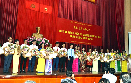 Đồng chí Võ Văn Thưởng - Ủy viên Bộ Chính trị, Bí thư T.Ư Đảng, Trưởng Ban Tuyên giáo T.Ư trao giải cho các thí sinh.