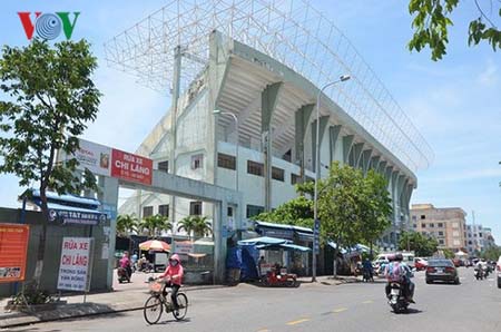 Bên ngoài sân Vận động Chi Lăng.