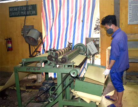 Công nhân Nhà máy Giấy Yên Hợp trực thuộc Công ty cổ phần Lâm nông sản thực phẩm Yên Bái trong giờ sản xuất.