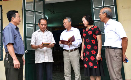 Bí thư Chi bộ Khu dân cư Yên Thắng (đứng giữa) trao đổi với các đảng viên trong Chi bộ.