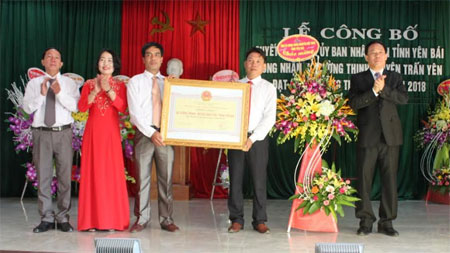 Đồng chí Nguyễn Văn Khánh - Phó Chủ tịch UBND tỉnh trao Bằng công nhận đạt chuẩn NTM cho xã Cường Thịnh.