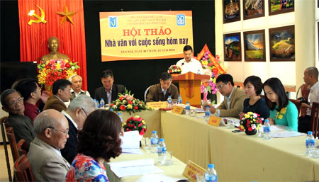 Đồng chí Phó Chủ tịch UBND tỉnh Dương Văn Tiến phát biểu tại Hội thảo.
