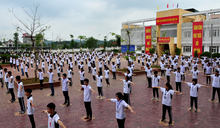 Học sinh Trường THPT Chuyên Nguyễn Tất Thành hoạt động thể dục giữa giờ.