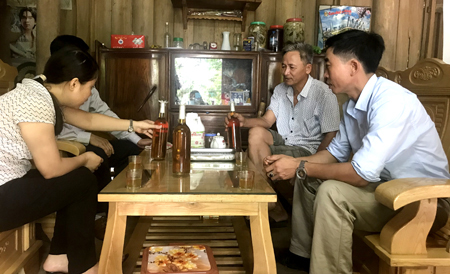 Ông Nguyễn Văn Tuyên ở thôn Tiên Phong, xã Hán Đà giới thiệu sản phẩm mật ong.