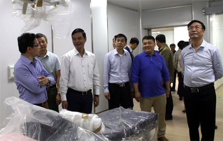 Đồng chí Dương Văn Tiến - Phó Chủ tịch UBND tỉnh (thứ 3, bên trái) kiểm tra tiến độ xây dựng, hoàn thiện tại Trung tâm Điều trị chất lượng cao.