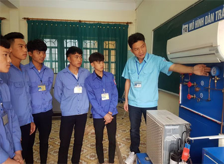 Thầy Phạm Hoài Nam hướng dẫn sinh viên tìm hiểu cơ chế hoạt động thiết bị điện.