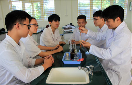 Đội tuyển học sinh giỏi môn Sinh học của nhà trường trong buổi thực hành.
