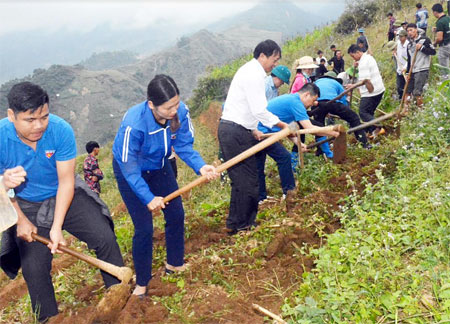Gần 1 nghìn đoàn viên, thanh niên tham gia công trường khai hoang ruộng bậc thang đợt I tại xã Nậm Có, huyện Mù Cang Chải.