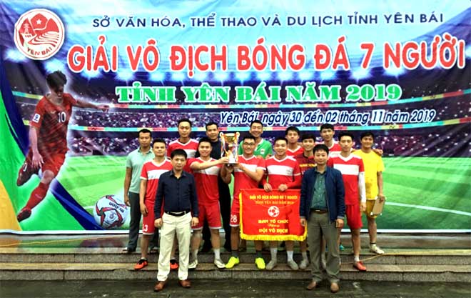 Ban Tổ chức trao cờ và cúp cho đội đoạt chức vô địch huyện Yên Bình.