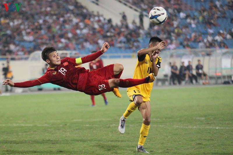 Hình ảnh cầu thủ Quang Hải bị thương vào đề thi môn hóa học