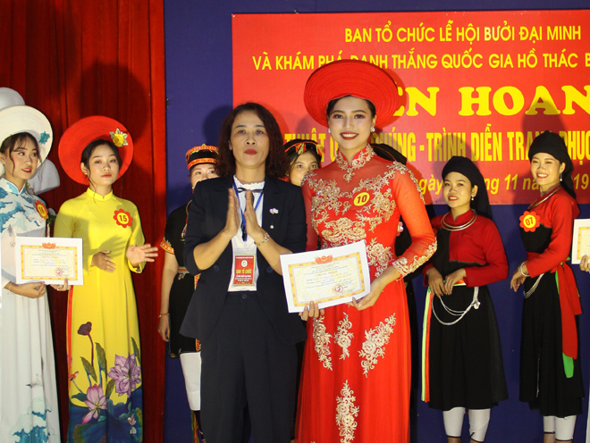Ban tổ chức trao giải Nhất cho phần thi trình diễn trang phục các dân