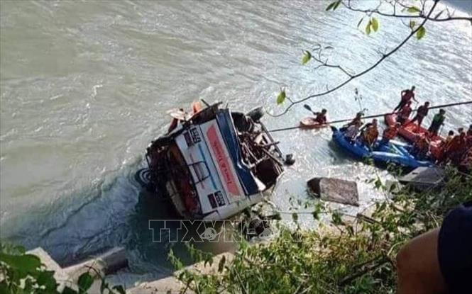 Hiện trường vụ xe buýt lao xuống sông tại Sukute, huyện Sindhupalchowk, Nepal, ngày 3/11/2019.