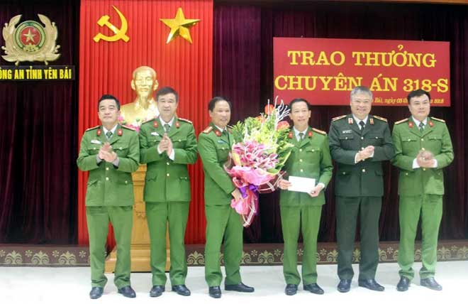 Thượng tá Phạm Song Tùng (thứ 3 từ phải sang) nhận quyết định khen thưởng của Giám đốc Công an tỉnh trong một chuyên án bắt giữ đối tượng ma túy.