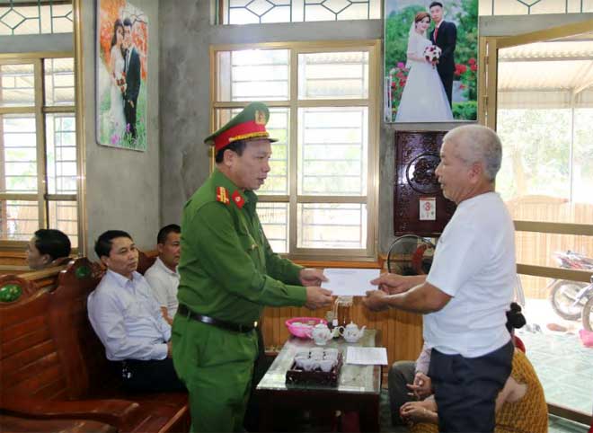 Lãnh đạo Ban ATGT tỉnh thăm hỏi. trao quà cho gia đình ông Bùi Văn Thanh, thôn 1, xã Minh Quán, huyện Trấn Yên.